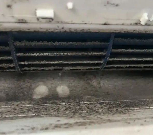 策勒空调吹的风有股烧焦味是怎么回事